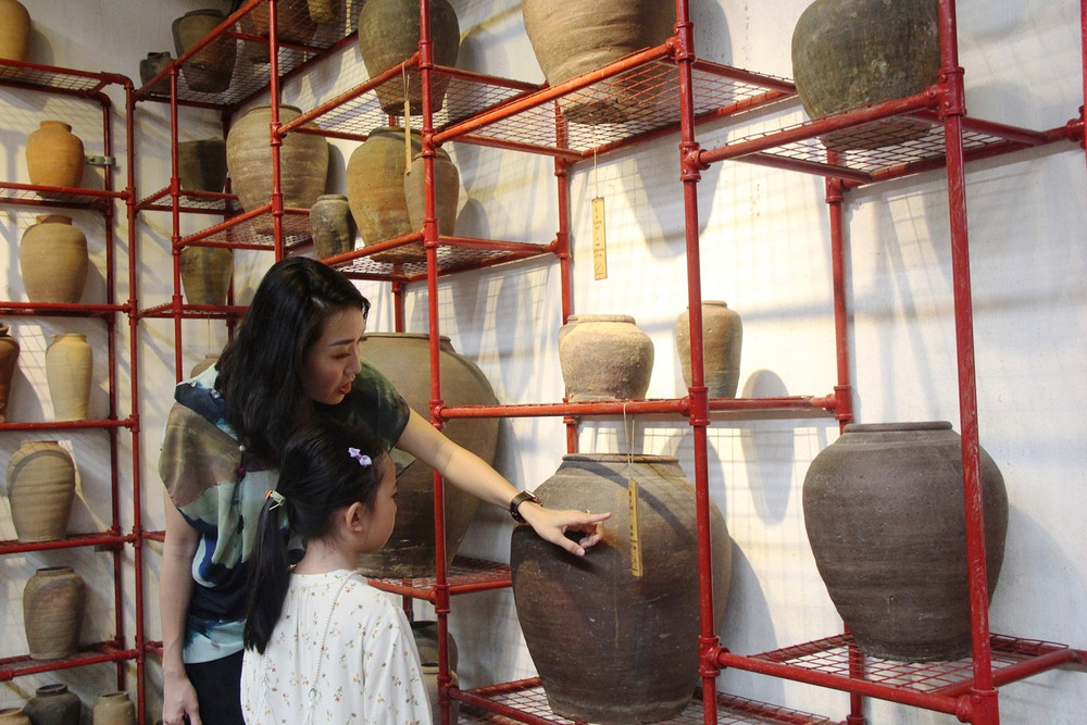 Công chúng tham quan Bảo tàng Gốm cổ sông Hương của GS.TS Thái Kim Lan ở Huế. Ảnh: huengaynay.vn. 3.jpg
