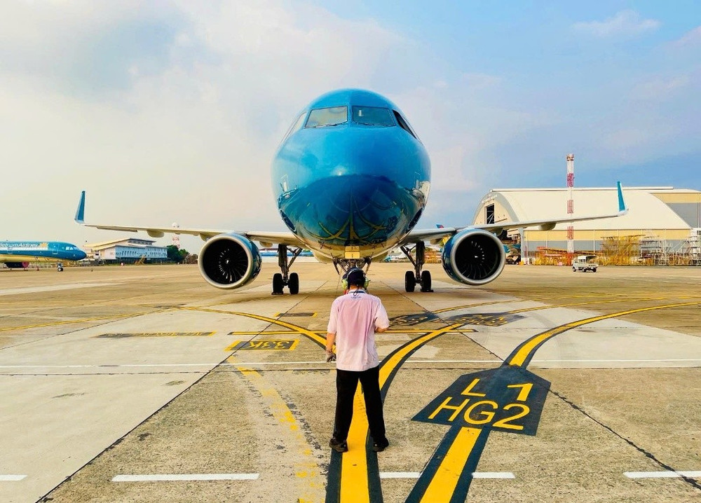 Rà soát điều kiện làm việc, thời giờ làm việc, nghỉ ngơi của nhân viên kỹ thuật, nhất là với nhân viên làm việc trực tiếp trên sân đỗ. Ảnh: TL. san-do.jpg