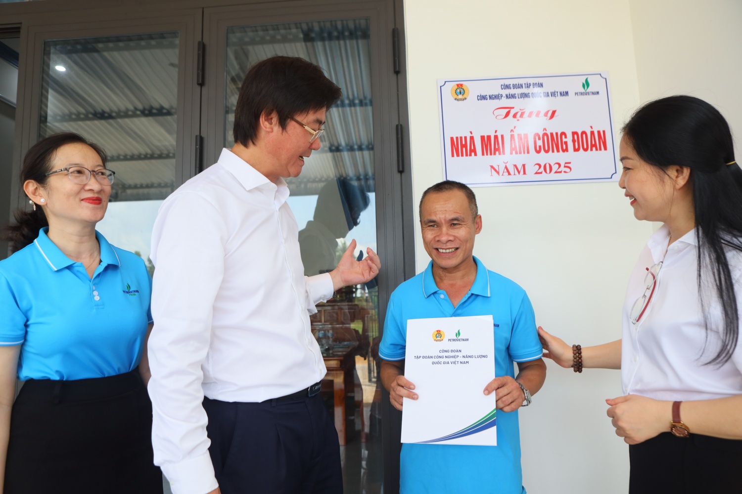 đồng chí Nguyễn Mạnh Kha, Chủ tịch Công đoàn Petrovietnam tham dự gắn biển và bàn giao nhà cho người lao động Công đoàn PVSM tại Quảng Ngãi đồng chí Nguyễn Mạnh Kha, Chủ tịch Công đoàn Petrovietnam tham dự gắn biển và bàn giao nhà cho người lao động Công đoàn PVSM tại Quảng Ngãi
