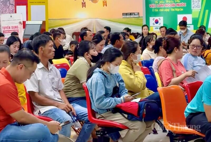 Trung tâm Dịch vụ việc làm Thành phố thường xuyên phối hợp với địa phương tổ chức các phiên giao dịch việc làm tại các xã, phường. Ảnh: Khánh Ngọc.