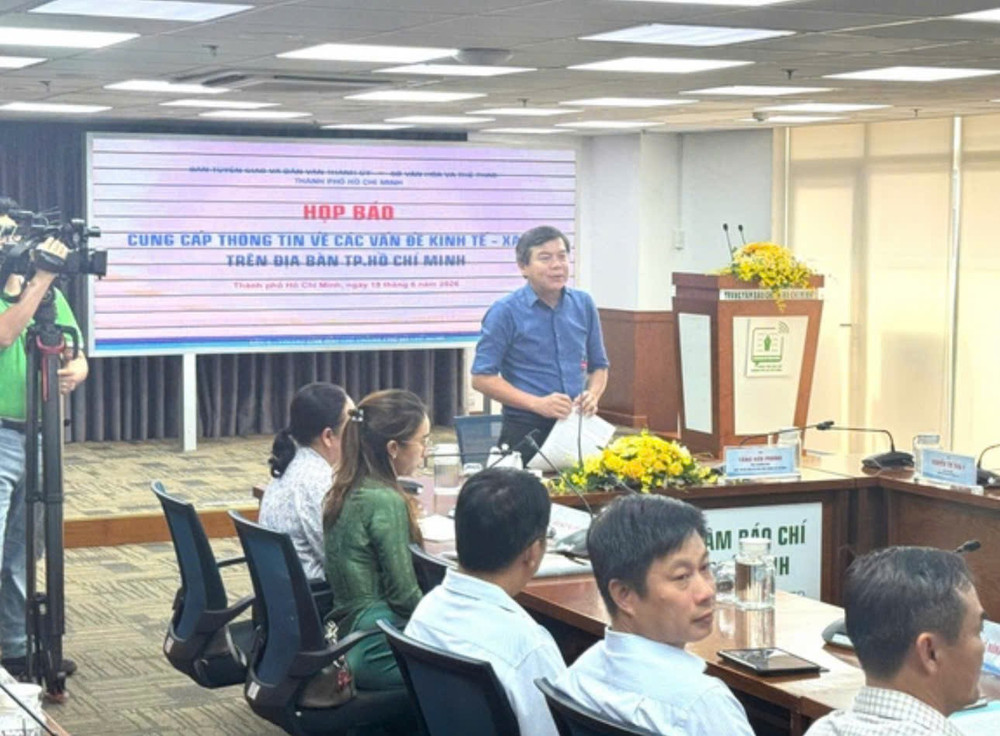 Phó trưởng ban Tuyên giáo và Dân vận thành ủy TP.HCM Tăng Hữu Phong chủ trì cuộc họp báo kinh tế - xã hội định kỳ. Ảnh: Quỳnh Trần sach5.jpg