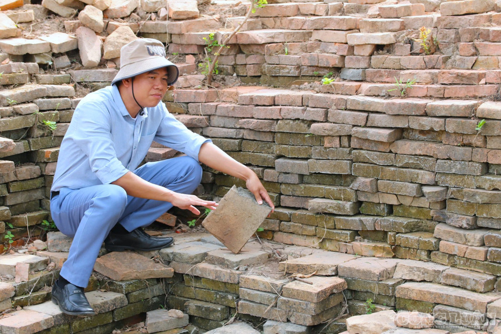 Theo ông Hoàng Văn Kiểm, Giám đốc trung tâm nghiên cứu lịch sử và văn hóa địa phương (tỉnh Nghệ An), các dấu tích còn lại của Nhạn Tháp cho thấy đây là một công trình kiến trúc hết sức độc đáo (ảnh Kim Long) clo_br_2.jpg