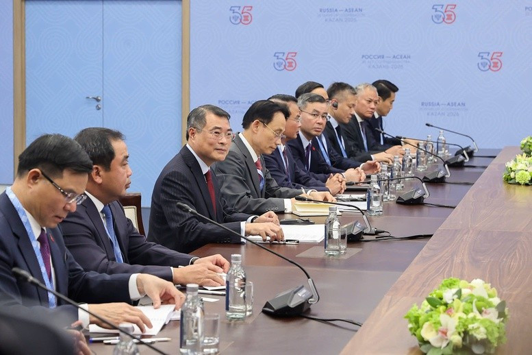 Nhân dịp này, Thủ tướng Chính phủ Lê Minh Hưng đã trân trọng mời Tổng thống Vladimir Putin tham dự Tuần lễ Cấp cao APEC dự kiến tổ chức tại Việt Nam vào năm 2027 tại Phú Quốc; tin tưởng rằng sự tham dự của Tổng thống Vladimir Putin và Đoàn đại biểu Nga tại sự kiện sẽ thúc đẩy hợp tác, phát triển, hòa bình và ổn định tại khu vực và trên thế giới - Ảnh: VGP Nhân dịp này, Thủ tướng Chính phủ Lê Minh Hưng đã trân trọng mời Tổng thống Vladimir Putin tham dự Tuần lễ Cấp cao APEC dự kiến tổ chức tại Việt Nam vào năm 2027 tại Phú Quốc; tin tưởng rằng sự tham dự của Tổng thống Vladimir Putin và Đoàn đại biểu Nga tại sự kiện sẽ thúc đẩy hợp tác, phát triển, hòa bình và ổn định tại khu vực và trên thế giới - Ảnh: VGP