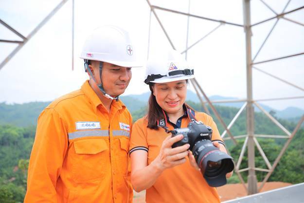 Chị Nguyễn Thu Hiền chia sẻ khoảnh khắc tác nghiệp cùng đồng nghiệp tại hiện trường. Ảnh: KT