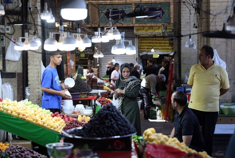 Người dân mua sắm tại một khu chợ ở Tehran. Ảnh: Shutterstock. im-03520562-1.jpg