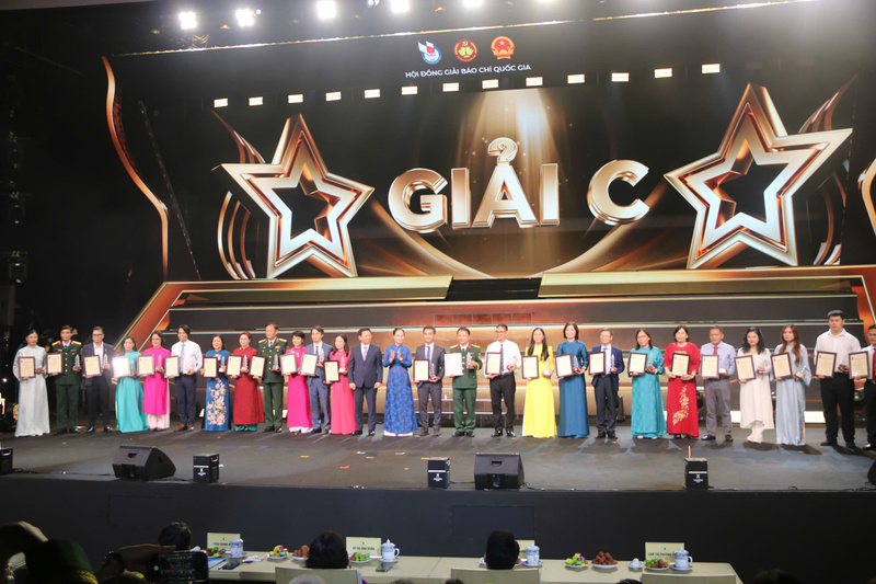Ban tổ chức trao giải C cho các tác giả đoạt giải. Ảnh: ANHP