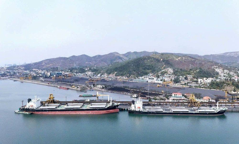Cảng Cẩm Phả đủ năng lực đón tàu đến 5 vạn tấn ra vào nhận than an toàn. Ảnh: Công ty Kho vận và Cảng Cẩm Phả. gs.jpg