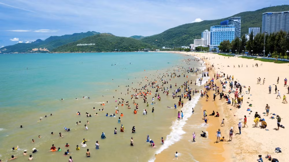 Biển Quy Nhơn thu hút đông đảo du khách đến tắm mát vào dịp hè nóng bức. Ảnh: Sưu tầm anh-man-hinh-2026-06-23-luc-211659.png