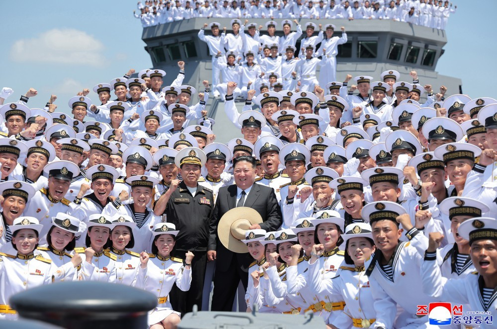 Ông Kim Jong Un tham dự lễ biên chế tàu khu trục đa năng Choe Hyon tại cảng Nampho hôm 23/6. Ảnh: KCNA ba17daa7c520d4470098ccb07bf3313469307d8c07db77ce0abe0a1594ebd8d75cc628a6413c7ce4b48b766322b89d41958cb8f3c145943bb6b0edb33b4f4378dbe3151098520d03cde416e05d5b4fa6kcmsf.jpg