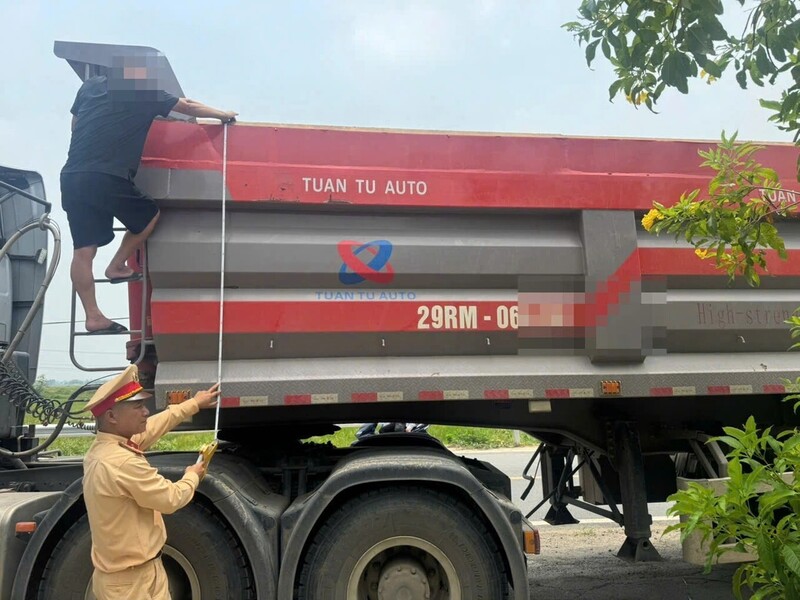 Lực lượng cảnh sát giao thông buộc tài xế khôi phục lại kích thước thùng xe theo đúng quy định. Ảnh: Công an TP Hà Nội