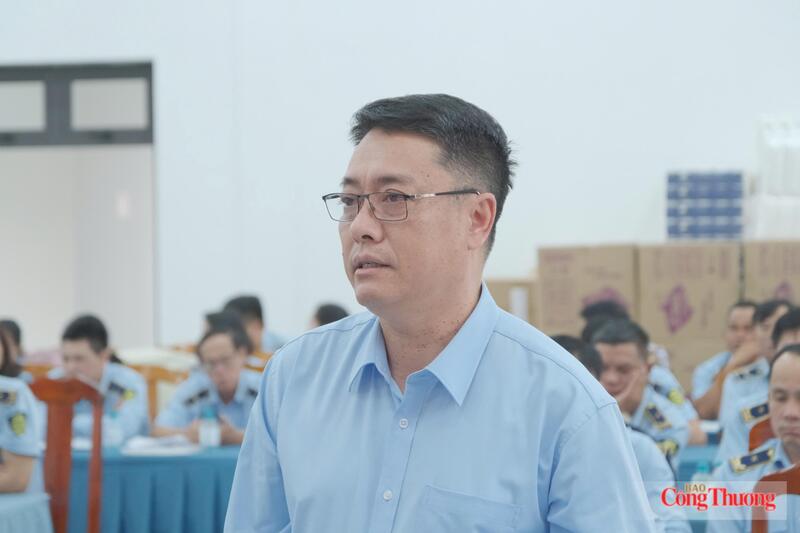Ông Phạm Văn Hậu, Đội trưởng Đội Quản lý thị trường số 1 phát biểu ý kiến tại hội nghị. Ảnh: Lê Sơn