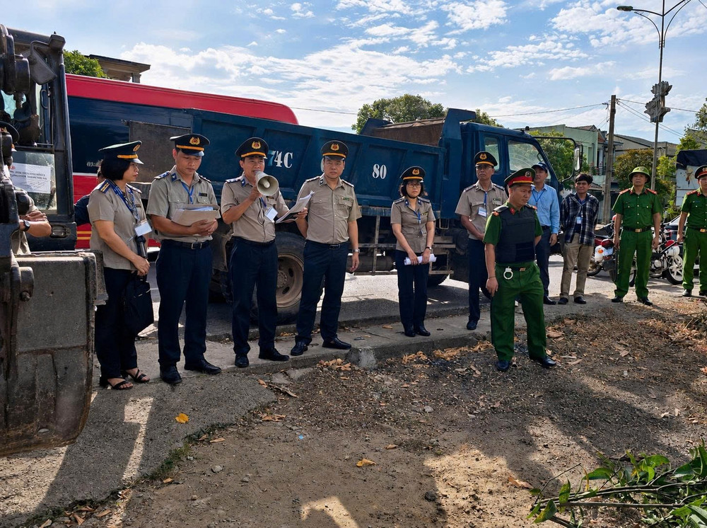 Đại diện Phòng Thi hành án dân sự khu vực 6 - Quảng Trị công bố quyết định cưỡng chế. 1000116793.jpg
