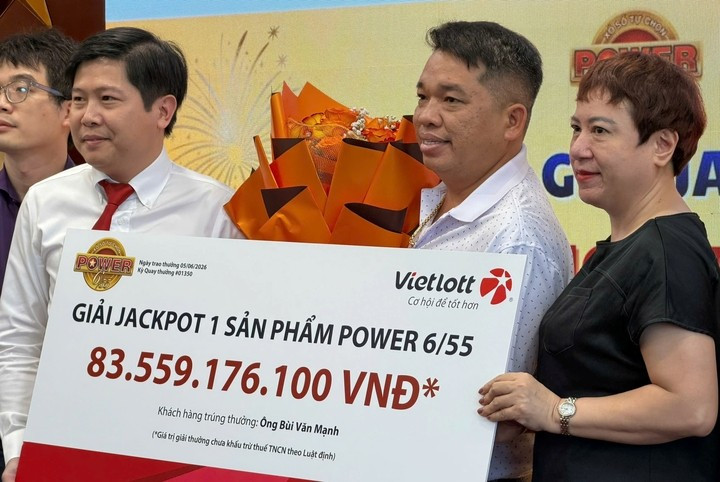 Anh Mạnh và vợ đến nhận giải độc đắc của sản phẩm Power 6/55 trị giá hơn 83 tỷ đồng. Ảnh: Đại Việt vietlott-56-2-16172659.jpg