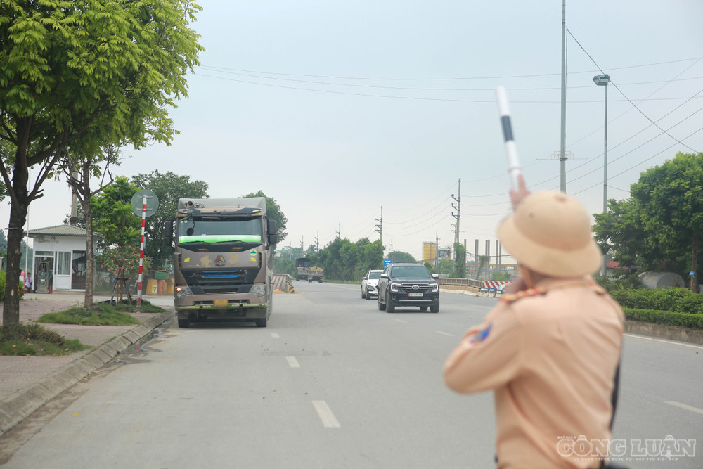 Tại Đội CSGT đường bộ số 9, các tổ công tác được bố trí kết hợp công khai và tuần tra lưu động để phát hiện, xử lý vi phạm. Chỉ trong một buổi chiều tuần tra trên Quốc lộ 32, tổ công tác đã phát hiện 2 xe tải nghi vấn và ra hiệu lệnh dừng xe kiểm tra. clo_br_6r4a0889.jpg