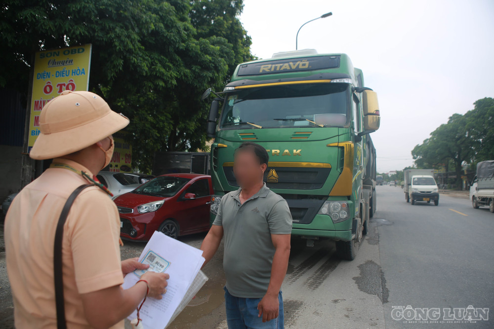 Trong số này có 643 trường hợp liên quan đến xe quá tải, quá khổ và cơi nới thành thùng, gồm: 222 xe chở quá tải trọng, 74 xe quá khổ giới hạn, 53 phương tiện cơi nới thành thùng và 167 tài xế để rơi vãi vật liệu ra đường... clo_br_6r4a1014.jpg