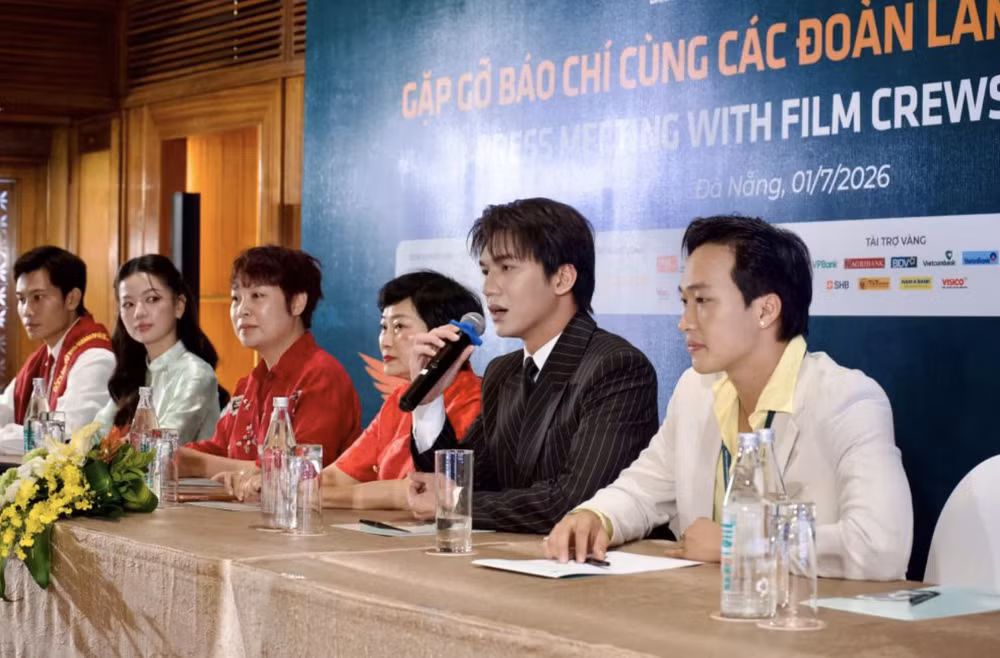 Dàn diễn viên "Mưa đỏ" tại buổi gặp gỡ báo chí trong khuôn khổ Liên hoan phim châu Á Đà Nẵng lần thứ IV (DANAFF IV). Ảnh: BTC anh-man-hinh-2026-07-01-luc-221132.png