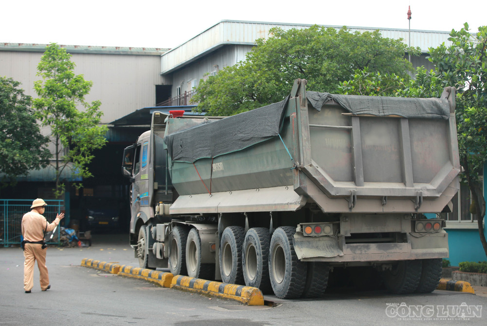 Các phương tiện sau đó được kiểm tra tải trọng. Kết quả cho thấy cả hai xe đều chở hàng vượt từ 10-30% tải trọng cho phép theo thiết kế. Tổ công tác đã lập biên bản xử lý vi phạm, xử phạt mỗi lái xe 900.000 đồng và mỗi chủ phương tiện 5 triệu đồng. clo_br_6r4a0942.jpg