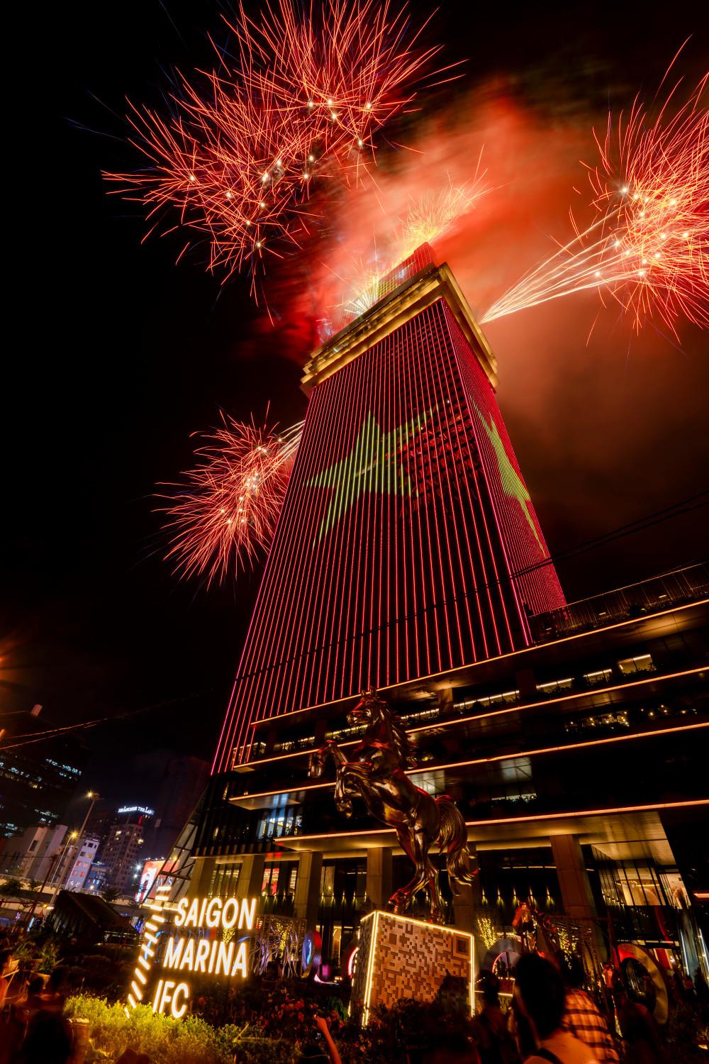 Công trình vươn cao như một biểu tượng mới trong kỷ nguyên vươn mình của đất nước. sm-04.jpg