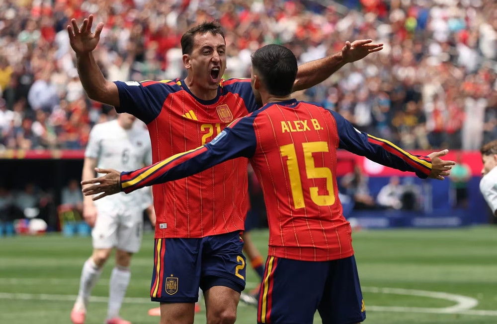 Mikel Oyarzabal (số 21) lập cú đúp giúp Tây Ban Nha thắng đậm Áo với tỷ số 3-0. Ảnh: FIFA tay-ban-nha-dai-thang-ao-3-0.jpg