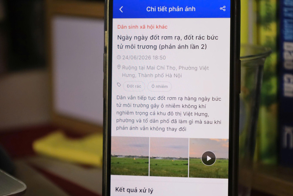 Người dân phản ánh tình trạng đốt rơm rạ sau thu hoạch trên ứng dụng iHanoi. Ảnh chụp màn hình z7998764979811-3de2ecb12c976d54aa834ea4acdb3ca9.jpg