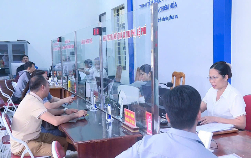 Người dân làm thủ tục hành chính tại Trung tâm Phục vụ hành chính công xã Chiêm Hóa, tỉnh Tuyên Quang. Ảnh: Cổng thông tin điện tử tỉnh Tuyên Quang.