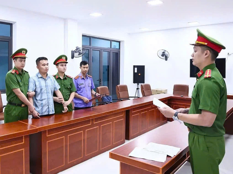 Cơ quan Cảnh sát điều tra Công an tỉnh Tuyên Quang thi hành Lệnh giữ người trong trường hợp khẩn cấp đối với Nguyễn Hà Duy. Ảnh: Công an Tuyên Quang