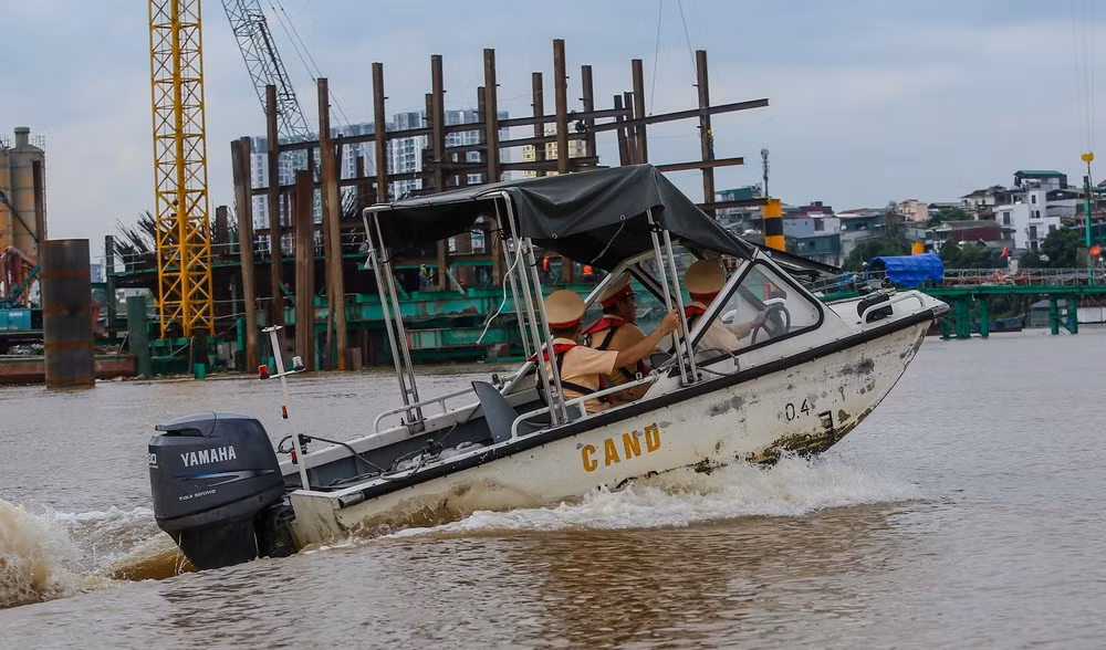 Lực lượng Cảnh sát giao thông đường thủy kiểm tra các công trình thi công trên tuyến sông Hồng qua địa bàn TP.Hà Nội. Ảnh: CATPHN. kiem-tra.png