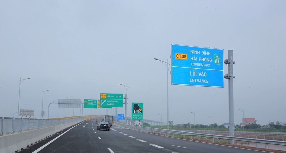 Dự án đầu tư xây dựng tuyến đường bộ cao tốc Ninh Bình - Hải Phòng, đoạn qua tỉnh Ninh Bình đang được đẩy nhanh tiến độ thi công. Ảnh: Báo Ninh Bình nb.jpg
