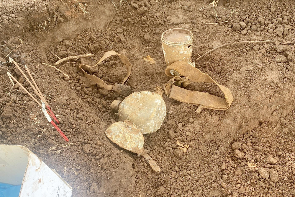 Một số di vật của bộ đội được tìm thấy cạnh hài cốt (ảnh Hồng Kim) 1783426291150-7020462797444541469-7020462797444541469-59f9c3fa38a83b5b69bb1d348088f287.jpg