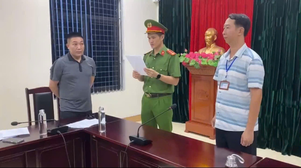 Cơ quan Cảnh sát điều tra Công an tỉnh Lào Cai thi hành Lệnh tạm giam đối với bị can Trần Đức Thắng để điều tra về hành vi lừa đảo chiếm đoạt tài sản. Ảnh: Công an Lào Cai lao-cai.jpg