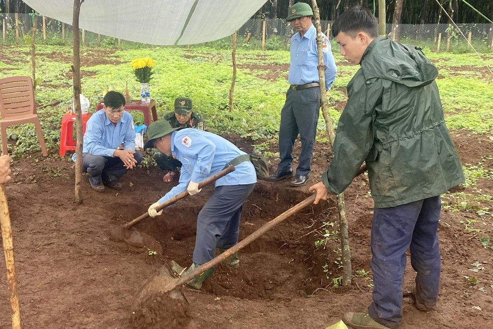 Lực lượng chức năng vừa quy tập được một hài cốt liệt sỹ tại khu vực rẫy cà phê của một người dân ở xã Ia Phí (ảnh Hồng Kim) 1783426291117-7020462797444541469-7020462797444541469-242dd5d22f569f3d6ecf26d61dc17207.jpg