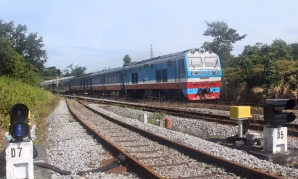 Dự án hệ thống tín hiệu tự động ở hàng loạt các ga nhằm tự động hóa việc tàu tránh nhau có tổng mức đầu tư lên tới 2.423 tỷ đồng. Ảnh: VNR. duong-sat-2345.png