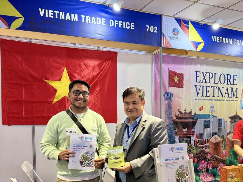 Tham tán Thương mại Việt Nam tại Philippines Lê Phú Cường (bên phải) trong một sự kiện xúc tiến thương mại. Ảnh: NVCC