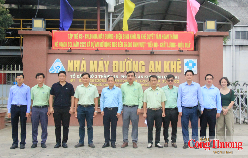 Đoàn công tác của Bộ Công Thương chụp ảnh chung tại Nhà máy đường An Khê (thuộc Công ty Cổ phần Đường Quảng Ngãi).