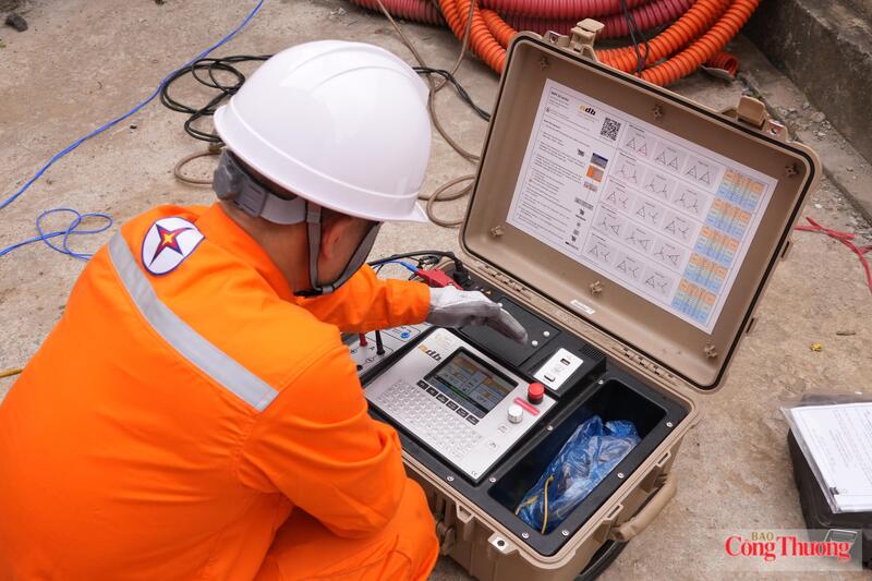 Nhân viên Trung tâm Thí nghiệm điện kiểm tra 1 chiều cuộn dây máy biến áp, CBM cấp độ 2, phát hiện sớm nguy cơ sự cố trên lưới điện. Ảnh: Khánh Toàn
