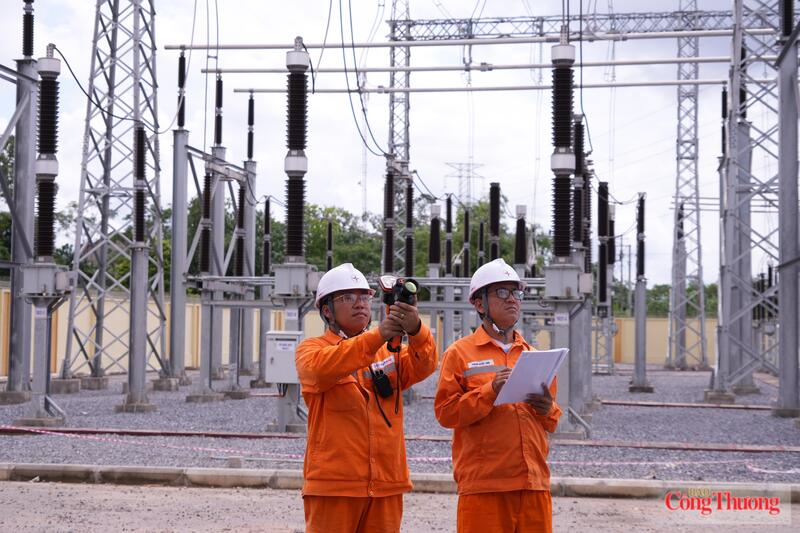 Nhân viên Công ty Điện lực Thái Nguyên sử dụng camera nhiệt kiểm tra nhiệt độ đầu nối thiết bị để phát hiện sớm các điểm phát nóng. Ảnh: Khánh Toàn