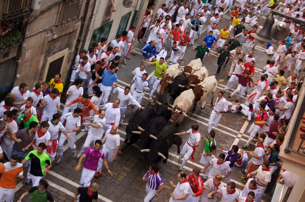 Lễ hội San Fermin thu hút du khách toàn cầu nhờ sự kiện chạy đua với bò tót, kết hợp cùng các buổi hòa nhạc, nhảy múa đường phố và diễu hành tôn giáo. Ảnh: CC BY-SA 4.0 anh-chup-man-hinh-2026-07-14-185052.png