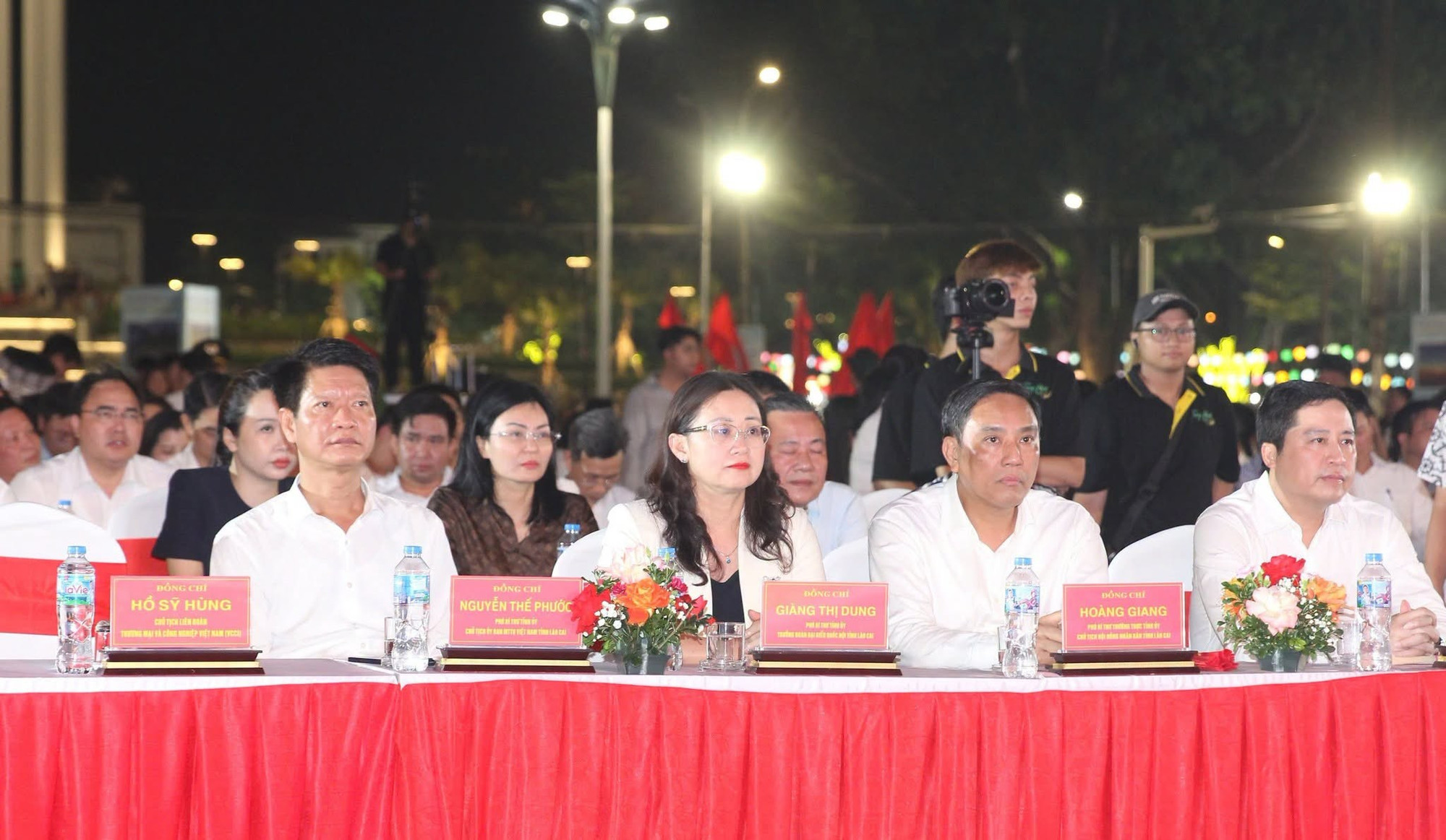Các đại biểu lãnh đạo Lào Cai tham dự chương trình lanh-dao.jpg