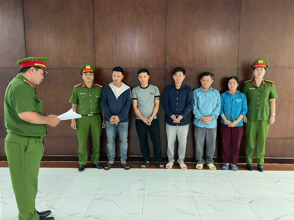 Từ trái qua phải, đối tượng Nguyễn Văn Đại, Đậu Đức Minh, Chu Văn Hữu, Chu Văn Thanh và Phạm Thị Phương. Ảnh CACC 11.jpg