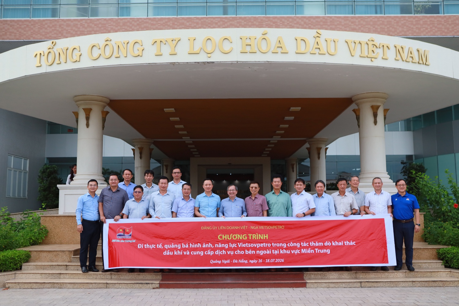 Đoàn công tác Đảng uỷ Vietsovpetro đi tham quan, tìm hiểu về hoạt động sản xuất của NMLD Dung Quất. Đoàn công tác Đảng uỷ Vietsovpetro đi tham quan, tìm hiểu về hoạt động sản xuất của NMLD Dung Quất.
