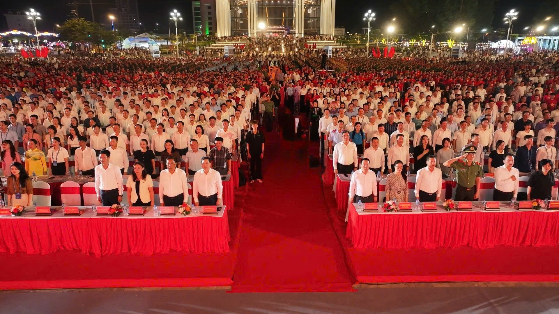 Các đại biểu và người dân thực hiện nghi lễ chào cờ trước khi chương trình nghệ thuật bắt đầu. 1784217692389-7375166110590089642-g5454518887860207425-cec0a32dd49bffe6e01533f47896293c.jpg