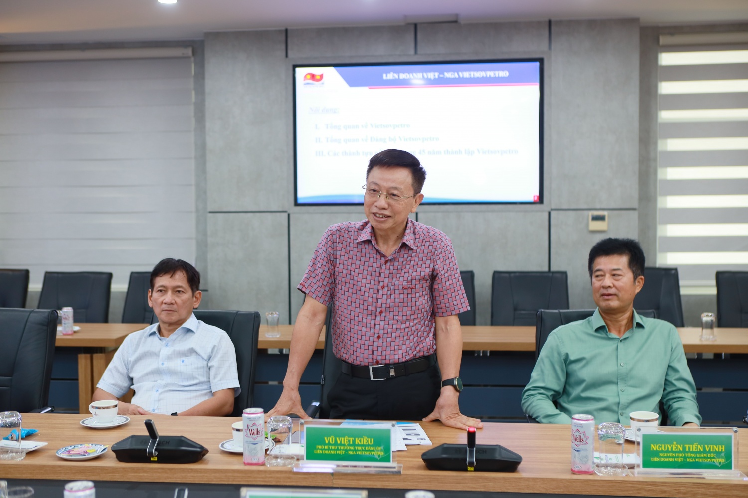 Đồng chí Vũ Việt Kiều - Phó Bí thư Thường trực Đảng ủy Vietsovpetro bày tỏ niềm tin vào sự phối hợp, gắn kết giữa 2 đơn vị. Đồng thời, bày tỏ sự sẵn sàng chia sẻ các mô hình, cách làm hiệu quả để góp phần phát huy thế mạnh của 2 đơn vị, góp phần nâng cao kết quả SXKD và sự phát triển chung của Petrovietnam. Đồng chí Vũ Việt Kiều - Phó Bí thư Thường trực Đảng ủy Vietsovpetro bày tỏ niềm tin vào sự phối hợp, gắn kết giữa 2 đơn vị. Đồng thời, bày tỏ sự sẵn sàng chia sẻ các mô hình, cách làm hiệu quả để góp phần phát huy thế mạnh của 2 đơn vị, góp phần nâng cao kết quả SXKD và sự phát triển chung của Petrovietnam.