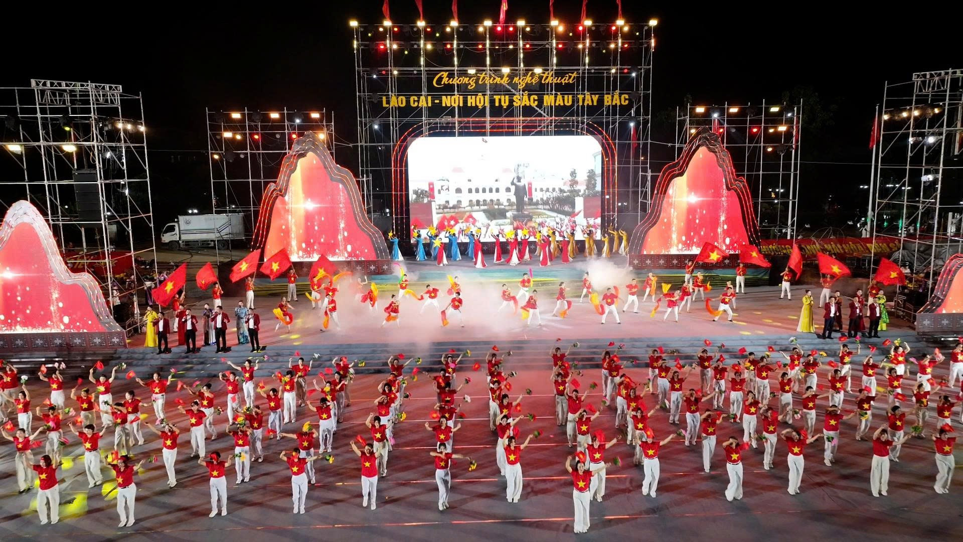Chương trình nghệ thuật “Lào Cai - Nơi hội tụ sắc màu Tây Bắc” diễn ra tối 16/7 tại Quảng trường 19/8, phường Yên Bái. 1784217512365-7375166110590089642-g5454518887860207425-b480f87beacb982fa20e16bf84e4242d.jpg
