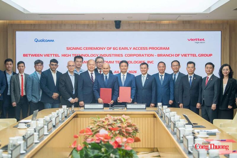 Tổng Giám đốc Viettel High Tech Nguyễn Minh Quang ký kết chương trình Truy cập sớm nền tảng 6G cùng ông Durga Malladi, Phó Chủ tịch Điều hành kiêm Tổng Giám đốc phụ trách Hoạch định Công nghệ, Giải pháp Điện toán biên và Trung tâm Dữ liệu của Qualcomm. Ảnh: Viettel cung cấp