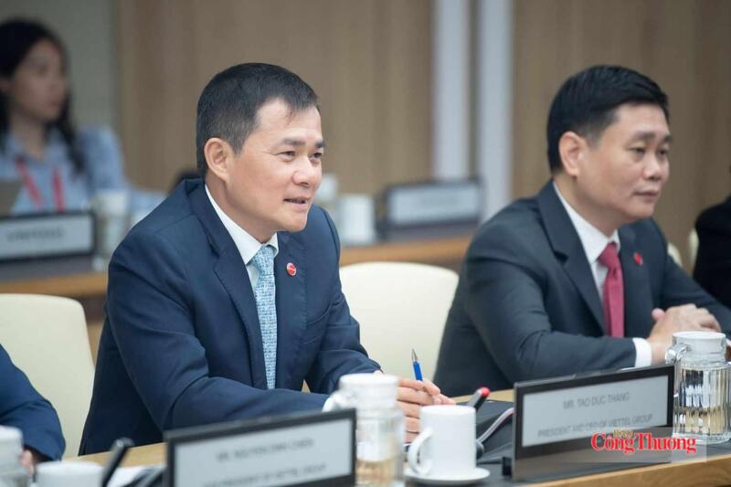 Ông Tào Đức Thắng, Chủ tịch kiêm Tổng Giám đốc Tập đoàn Viettel trao đổi cùng Qualcomm Technologies. Ảnh: Viettel cung cấp