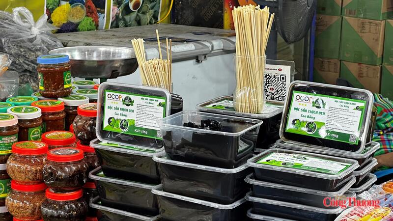 “Bình dân học vụ số” tạo điều kiện tiếp cận công nghệ cho tiểu thương chợ truyền thống có thể sử dụng các công cụ số phục vụ trực tiếp cho công việc. Ảnh: Thùy Dương
