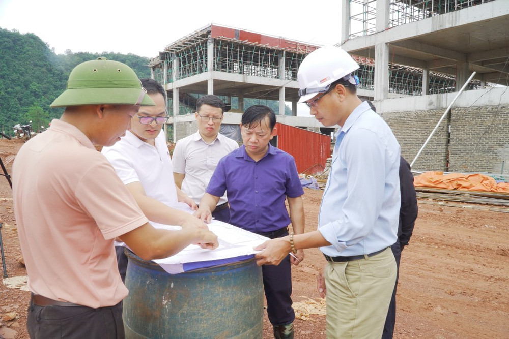 Phó Chủ tịch HĐND tỉnh Lã Hoài Nam và đoàn công tác kiểm tra bản thiết kế dự án thi công xây dựng công trình trường nội trú liên cấp tại xã Tổng Cọt. Ảnh: Báo Cao Bằng. 172731-dsc06317-14194620.jpg