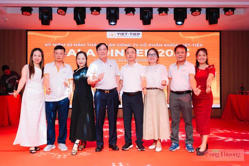 Gala kỷ niệm 52 năm thành lập Công ty CP Khóa Việt Tiệp.