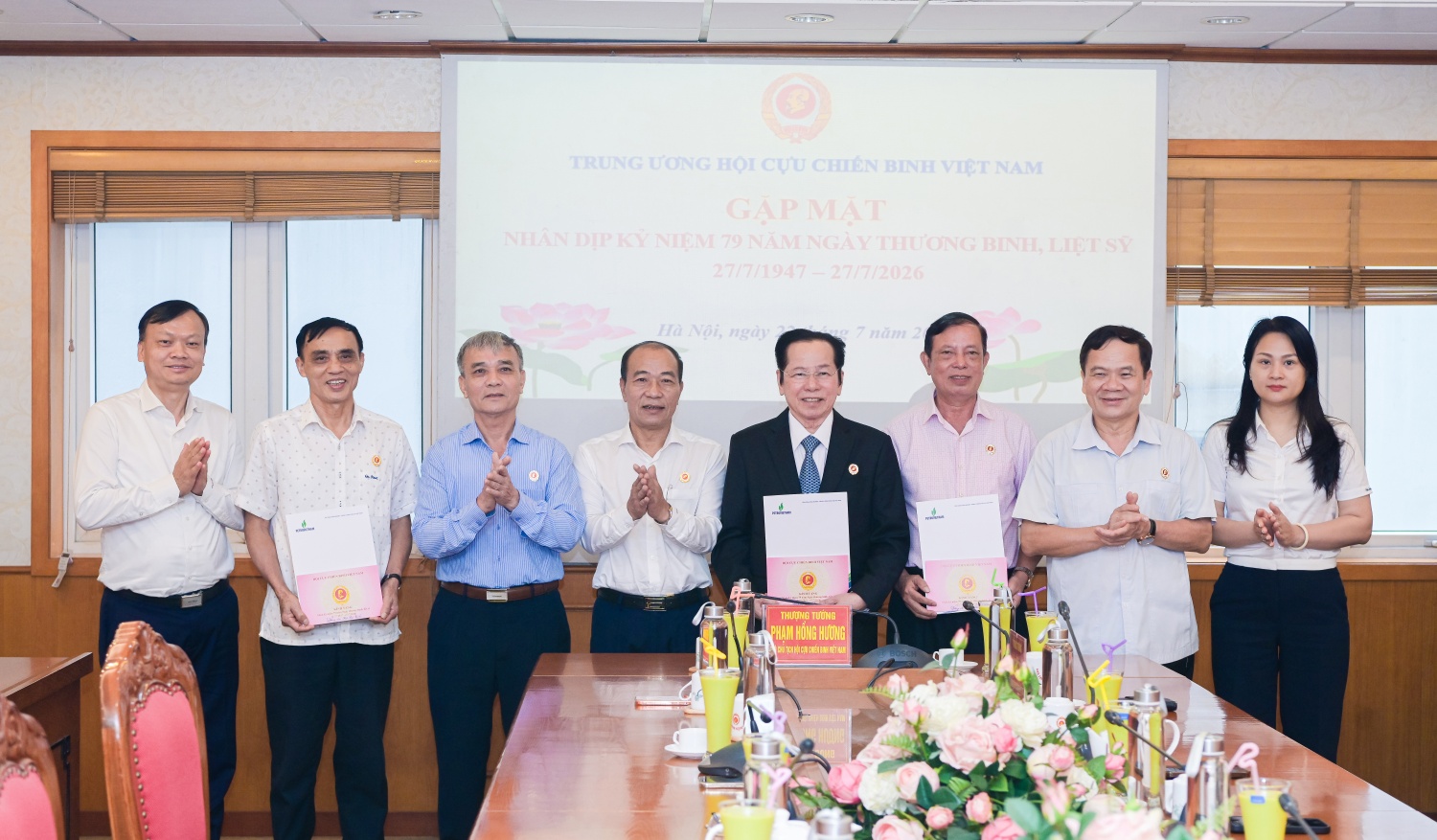 Đoàn công tác Hội CCB Petrovietnam tặng quà tri ân các đồng chí là thương binh, con liệt sĩ đang công tác tại TW Hội CCB Việt Nam.