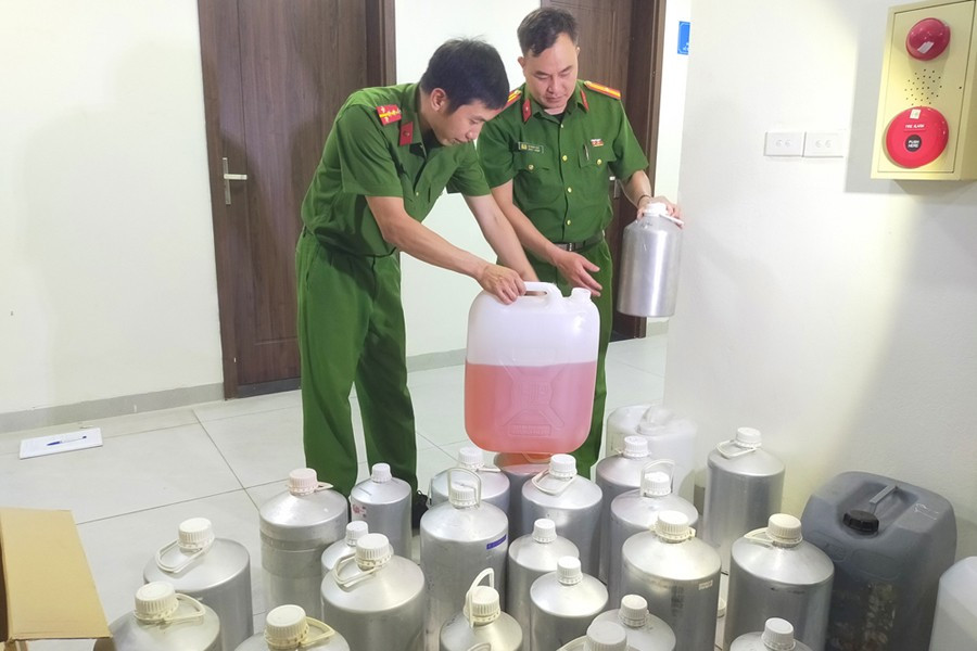 Những can hương liệu, nước hoa giả được các đối tượng dùng để sản xuất, sang chiết nước hoa thương hiệu giả. Ảnh CACC 6-nhung-can-hoa-chat-huong-lieu1-1.jpg